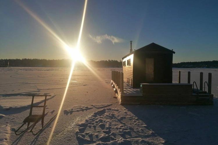 Bastubåt i Vaxholm under vintern