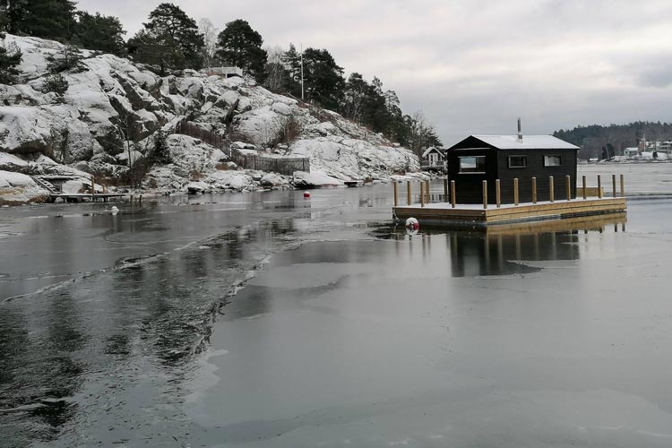 Bastubåt i Vaxholm under vintern
