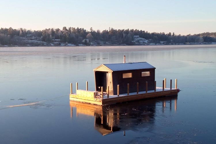 Bastubåt i Vaxholm under vintern